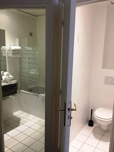 Triple Room | Bathroom | Free toiletries, hair dryer, towels