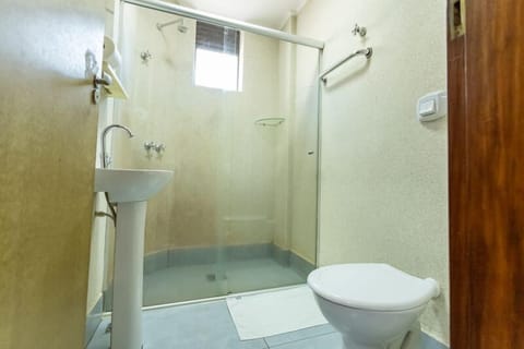 Standard Double Room | Bathroom | Towels, soap, toilet paper