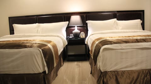 Deluxe Twin Room, 2 Queen Beds, Bathtub | Premium bedding, minibar, in-room safe, desk