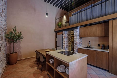 Luxury Studio Suite, Courtyard View | Private kitchen | Full-size fridge, cookware/dishes/utensils