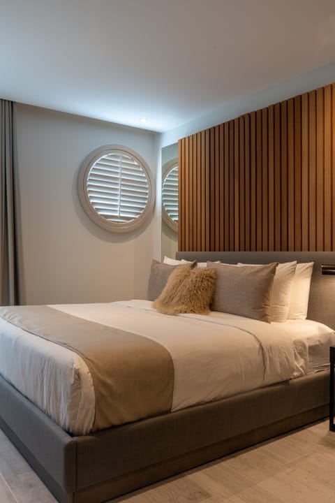 Signature Suite, 1 King Bed | Premium bedding, in-room safe, desk, blackout drapes