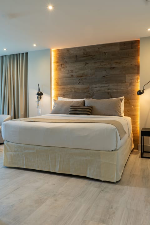 Deluxe Suite, 1 King Bed | Premium bedding, in-room safe, desk, blackout drapes