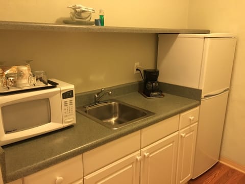 Studio | Private kitchenette | Fridge, coffee/tea maker, highchair