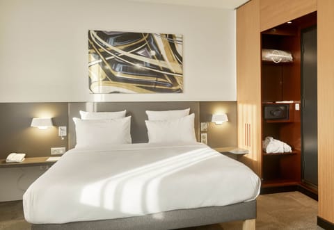 Double Room, Non Smoking | Premium bedding, free minibar, in-room safe, desk