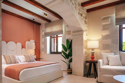 Junior Suite | In-room safe, soundproofing, iron/ironing board, free WiFi