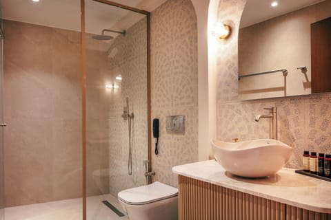 Junior Suite | Bathroom | Shower, hair dryer, bathrobes, slippers