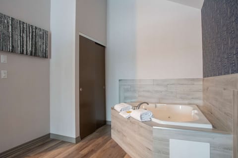 Suite, 1 King Bed with Sofa bed, Non Smoking, Balcony (with Sofabed) | Private spa tub