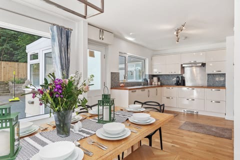 Sea glimpses, hot tub, pool table, parking