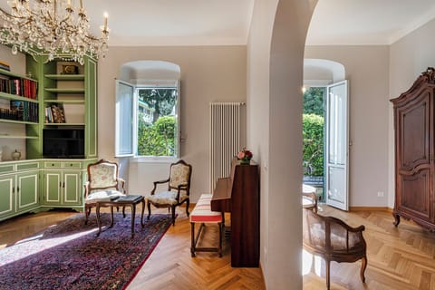 Apartment | Living area | 30-cm TV with digital channels