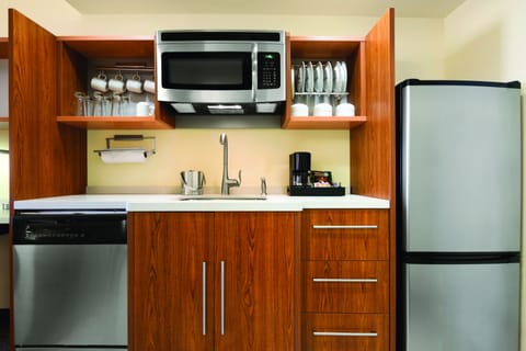 Full-size fridge, microwave, dishwasher, coffee/tea maker