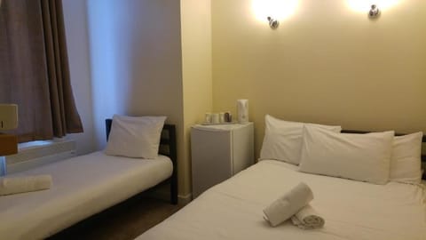 Standard Triple Room | Desk, iron/ironing board, free WiFi