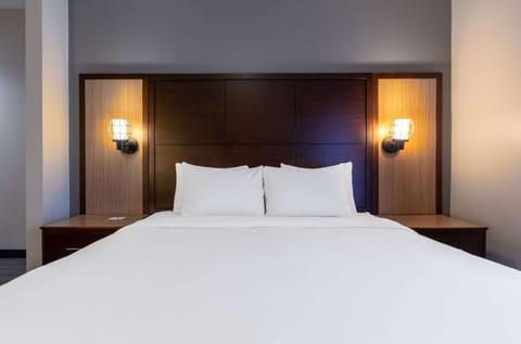 Premium bedding, in-room safe, desk, laptop workspace