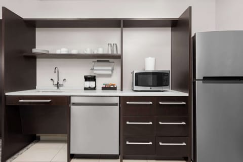 Full-size fridge, microwave, dishwasher, cookware/dishes/utensils