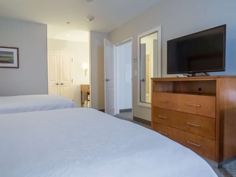 Suite, 1 King Bed, Accessible, Non Smoking (Hearing) | In-room safe, desk, laptop workspace, soundproofing