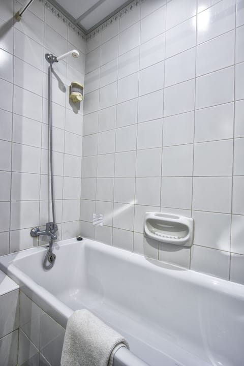 Combined shower/tub, hair dryer, towels