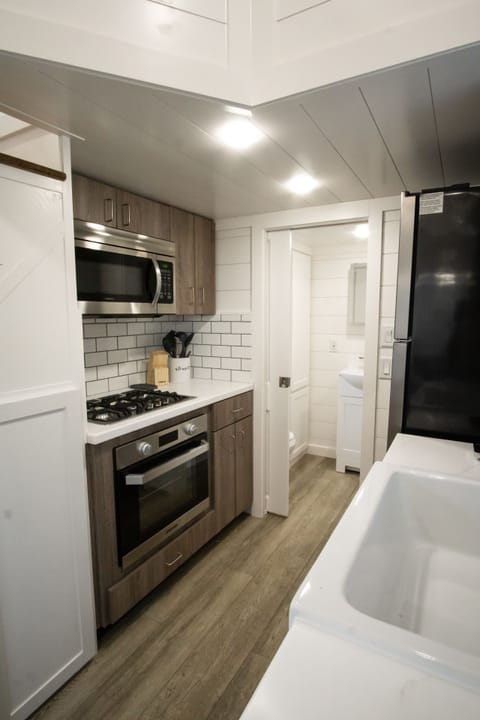 Deluxe Cabin | Private kitchen | Mini-fridge, microwave, freezer