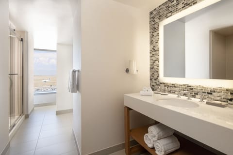 Junior Suite, 1 King Bed | Bathroom | Free toiletries, bathrobes, towels, soap