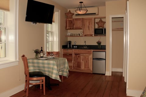 Parlor Suite | Private kitchenette | Fridge, microwave, coffee/tea maker, toaster