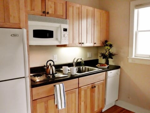 Butler's Hideaway | Private kitchen | Fridge, microwave, coffee/tea maker, toaster