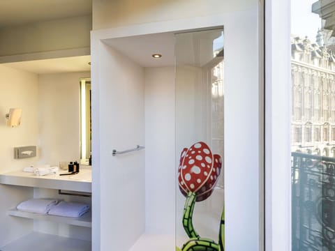 Down comforters, in-room safe, desk, blackout drapes