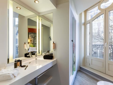 Down comforters, in-room safe, desk, blackout drapes