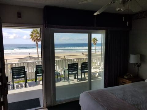 Motel Room, 1 Queen Bed, Main Building, 3rd Floor | Beach/ocean view