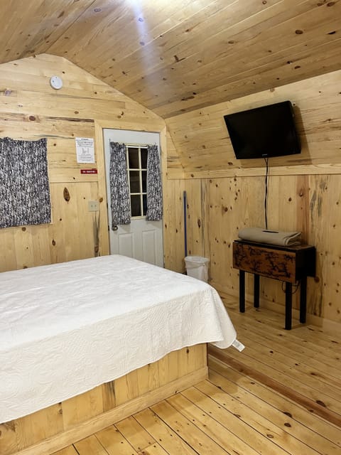Deluxe Cabin | Individually furnished, bed sheets