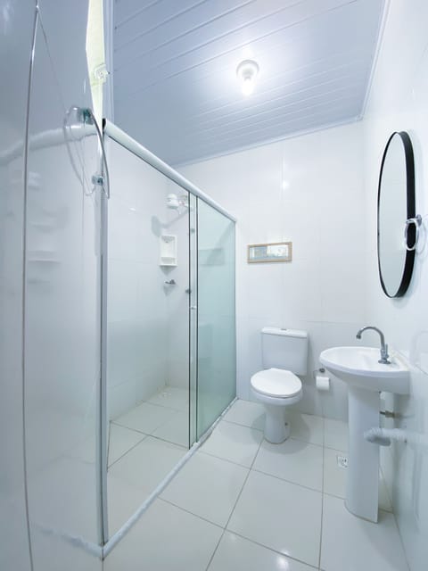 Family Quadruple Room | Bathroom | Shower, rainfall showerhead, hair dryer, bidet