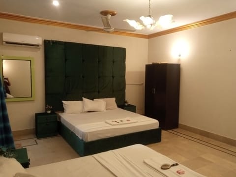 Deluxe Double Room | Laptop workspace, soundproofing, free WiFi