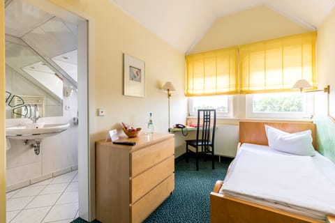 Standard Single Room | Minibar, in-room safe, individually furnished, desk