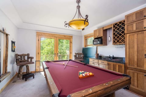 Game room: Lower floor, ping pong table, pool table, wet bar