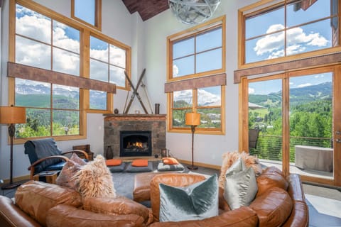 Living room: Gas fireplace, main floor
