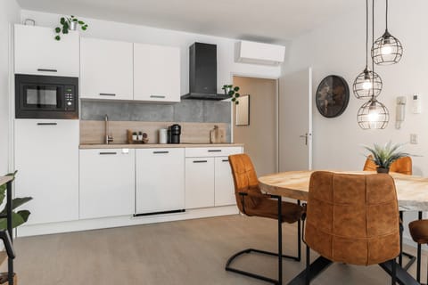 Fully equipped kitchen to prepare meals after a beach or safari day.
Volledig uitgeruste keuken voor maaltijden na een strand- of safaridag.
Voll ausgestattete Küche für Mahlzeiten nach Strand oder Safari.