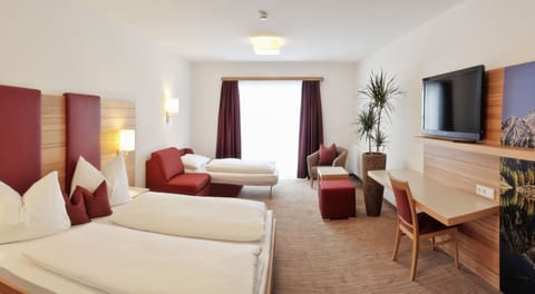 Desk, soundproofing, free WiFi, bed sheets