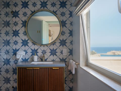 Panoramic Penthouse, Sea View | Bathroom | Shower, rainfall showerhead, free toiletries, hair dryer