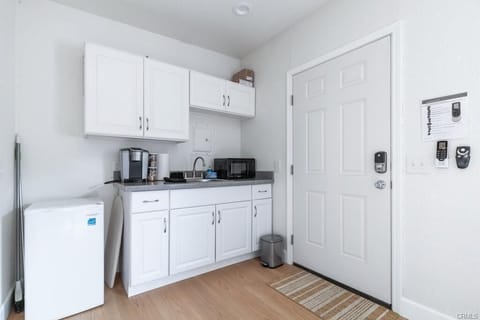 Studio Oasis on Vine (1176)