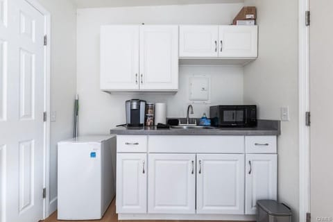 Studio Oasis on Vine (1177)