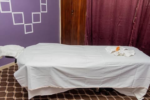 Couples treatment rooms, aromatherapy, hot stone massages