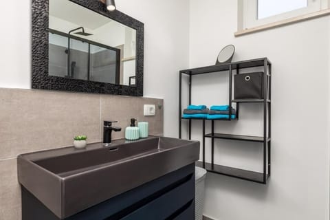 Apartment Bako 1 | Bathroom | Shower, towels