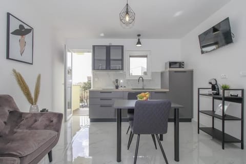 1 bedroom studio apartment Doris 1 | Private kitchen | Full-size fridge, microwave, stovetop, cookware/dishes/utensils