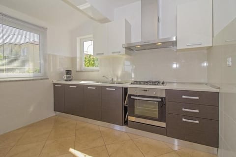 3 bedroom apartment Doris 2 | Private kitchen | Full-size fridge, microwave, stovetop, cookware/dishes/utensils