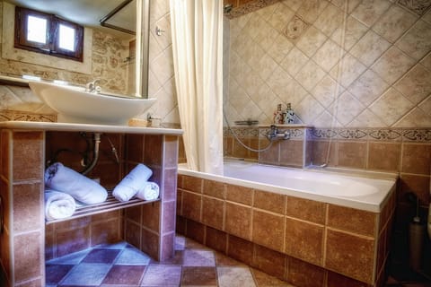 Triple Room | Bathroom | Bathtub, deep soaking tub, free toiletries, hair dryer