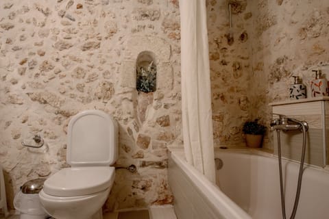 Triple Room | Bathroom | Bathtub, deep soaking tub, free toiletries, hair dryer