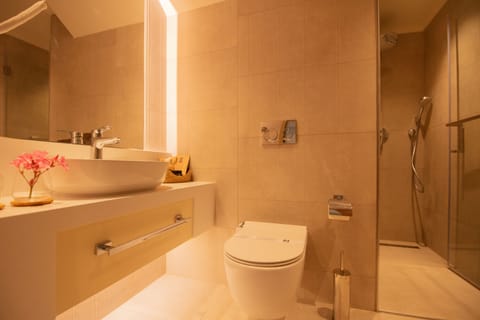 Superior Penthouse, Pool View | Bathroom | Shower, rainfall showerhead, free toiletries, hair dryer