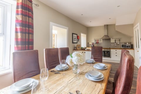 Cottage | In-room dining