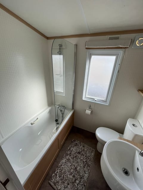 Cabin | Bathroom | Combined shower/tub, deep soaking tub, towels