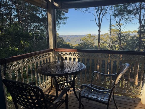 Deluxe Cabin, 1 Queen Bed, Balcony, Mountain View | Dining room