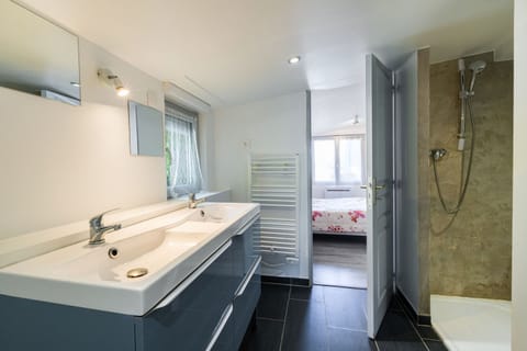 Apartment | Bathroom | Shower, hair dryer, towels