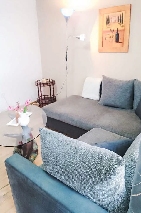 Comfort, Wood, Building, Lighting, Picture Frame, Interior Design, Plant, Window, Pillow, Floor