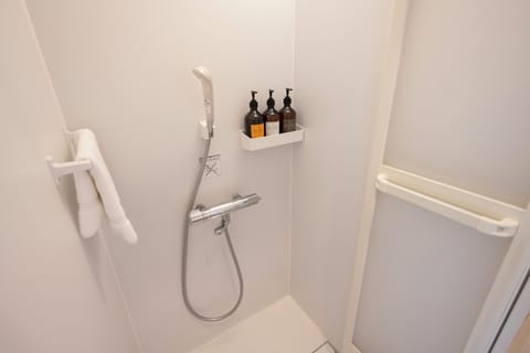 Basic Mobile Home, Partial Lake View | Bathroom | Combined shower/tub, free toiletries, hair dryer, towels